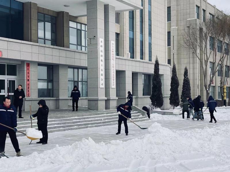 不畏嚴(yán)寒，除雪保安全出行